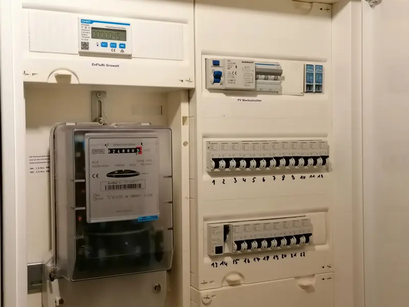 Anlage zur Überwachung der Energieflussrichtung, und des Batteriefüllstands sowie vom Netzbezug.