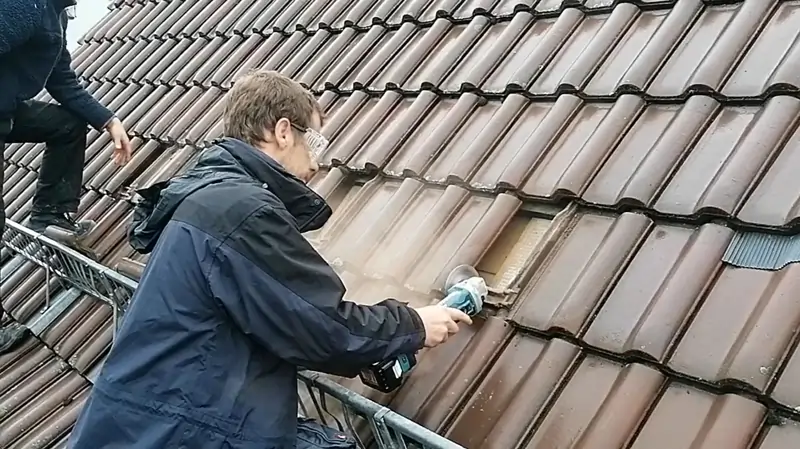 Zur Installation einer PV-Anlage werden die Ziegel geflext.