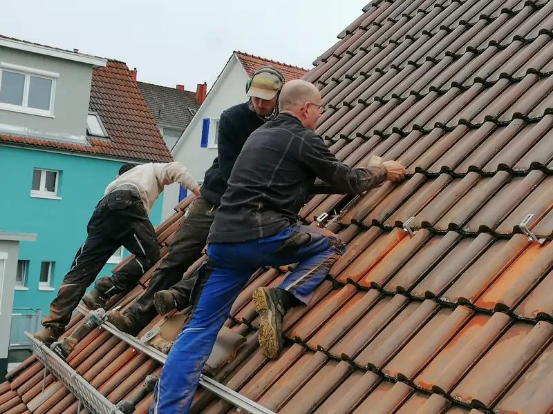 Das Befestigungsprofil der Solarmodule während der Installation eienr PV Anlage.