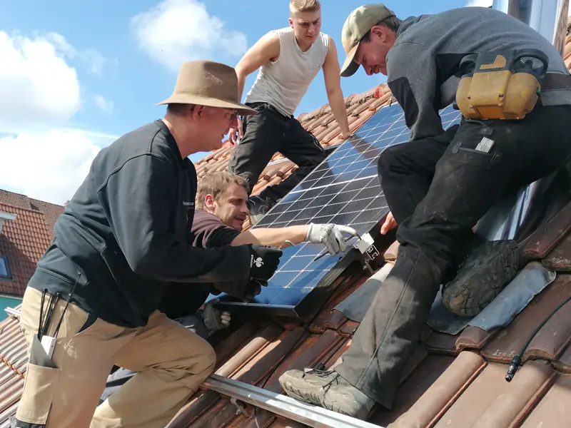 Installation PV Anlage - Befestigung der Solarmodule mit Modulklemmen und Nutensteinen.
