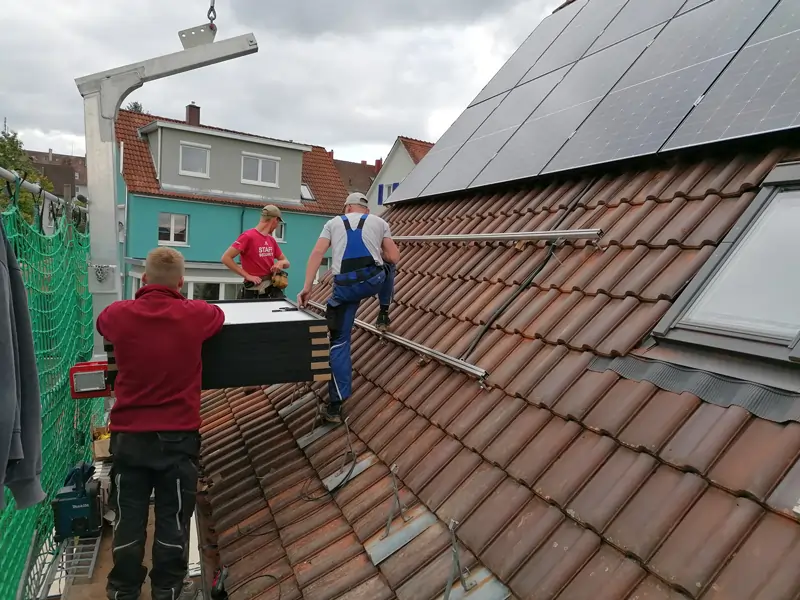 Während der Installation einer PV Anlage werden die Solarmodule mit einem Kran oder Hubsteiger transportiert.