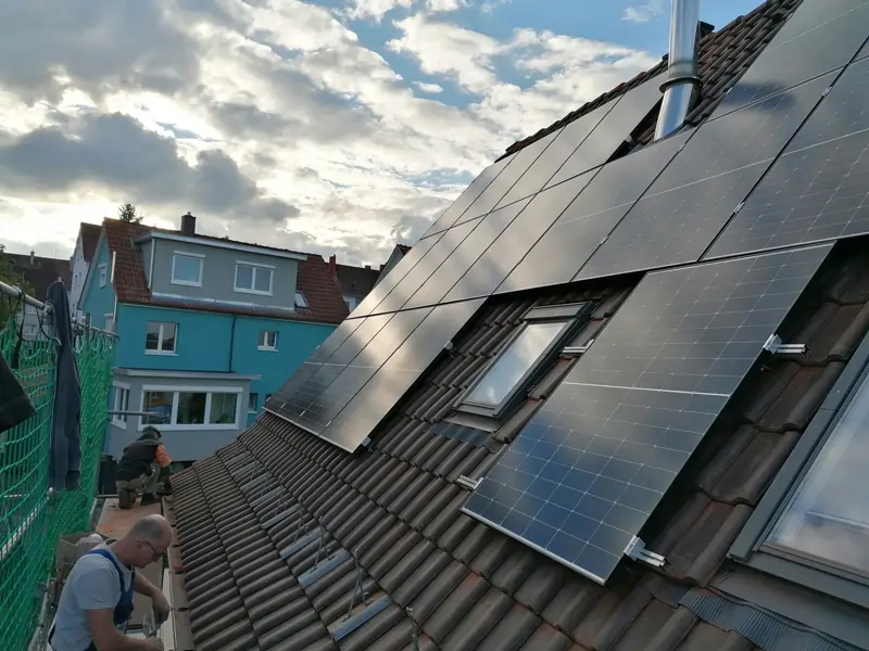 Installation einer PV Anlage in der die Dachfläche mit Solarmodulen und Schneefanggittern nach 1 bis 2 Tagen belegt werden.