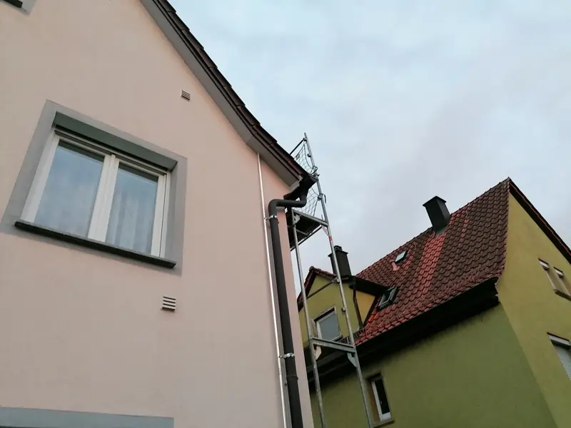 Kabel zum Wechselrichter werden während der Installation einer PV Anlage außen geführt.