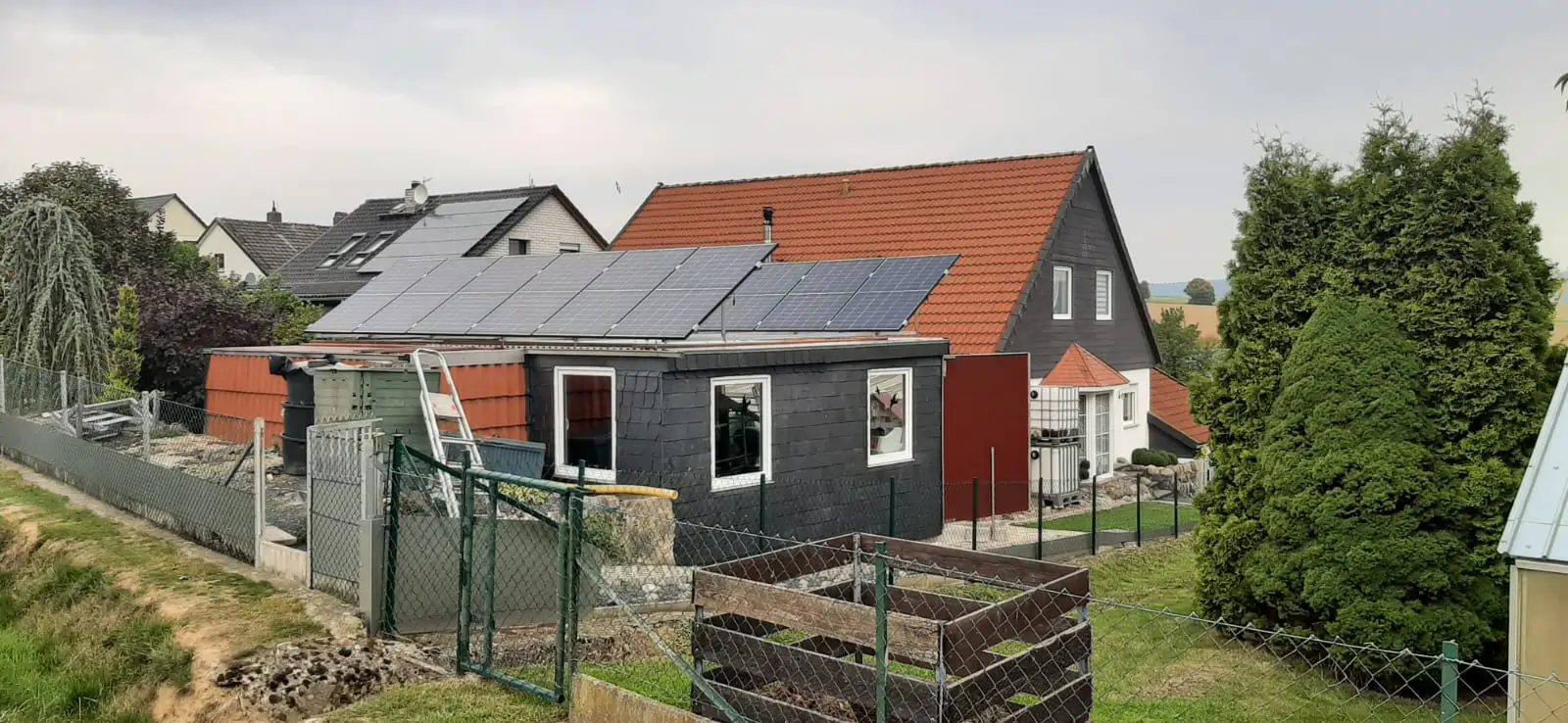 Projekt 6: Solaranlage mit 8 KWp, teilweise Freilandinstallation von MAGU Energy.