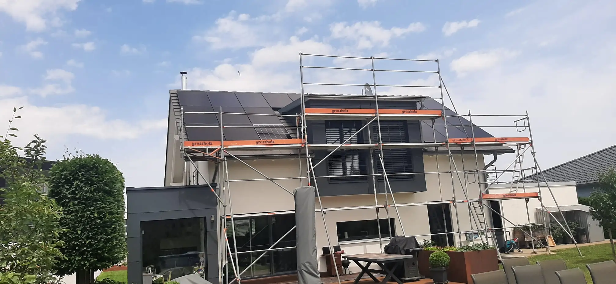 Projekt 3: Solaranlage auf Ziegeldach mit 8 KWP full black Modulen und 10 KWh Hochvolt Hausbatterie von MAGU Energy installiert.