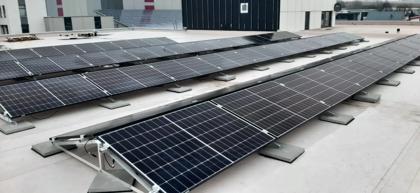Projekt 5: Solaranlage mit 30,34 KWp auf Flachdach in Ost-West Ausrichtung von MAGU Energy.
