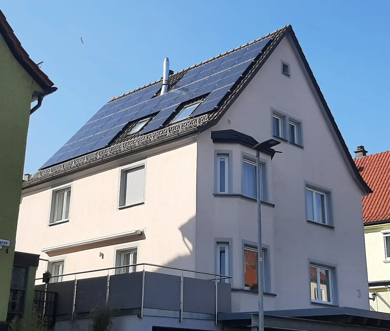 Projekt 7: Solaranlage mit 10 KWp auf Ziegeldach und 10 KWh Hochvolt Batterie von MAGU Energy.