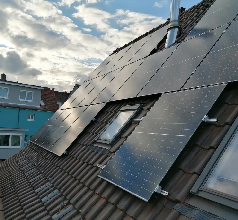 Projekt 7: Solaranlage mit 10 KWp auf Ziegeldach und 10 KWh Hochvolt Batterie von MAGU Energy.