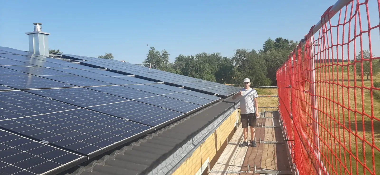 Projekt 8: Solaranlage mit 30 KWp auf Ziegeldach und 15 KWh Hochvolt Hausbatterie von MAGU Energy.