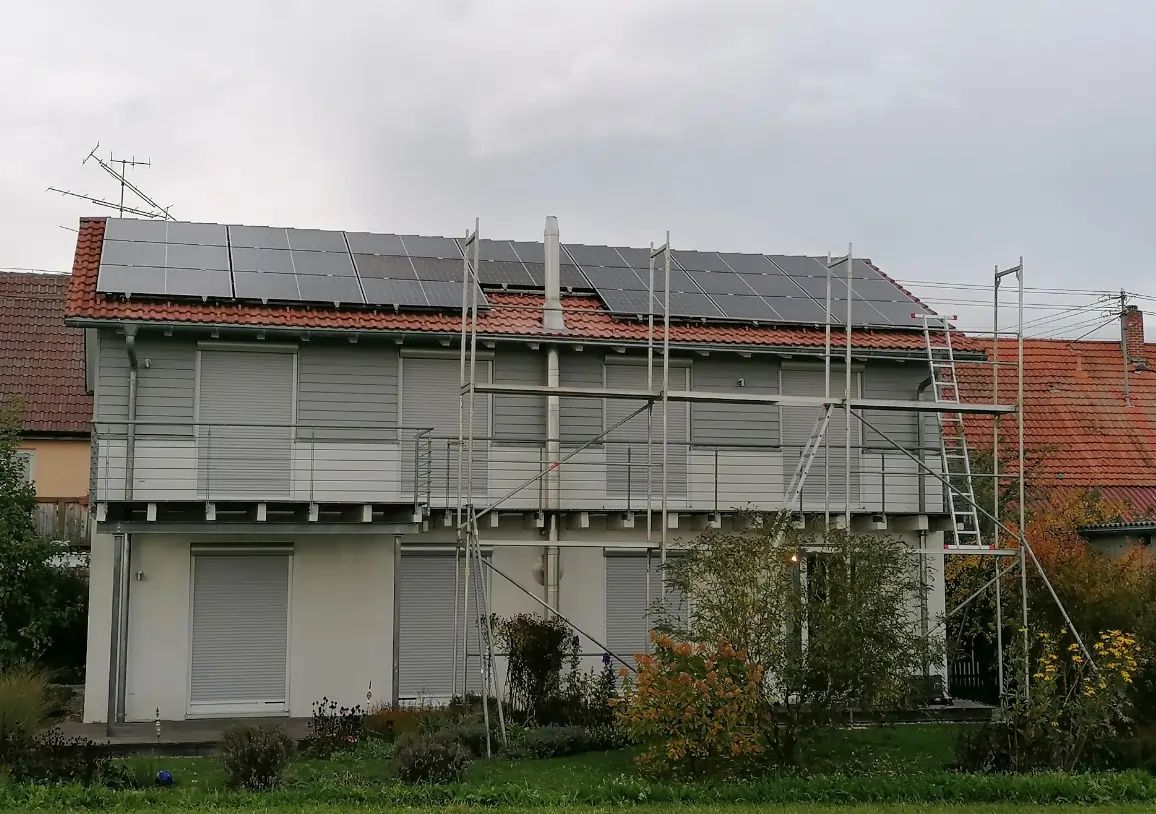 Projekt 9: Solaranlage mit 10 KWP auf Ziegeldach und 10 KWh Hochvolt Hausbatterie von MAGU Energy.