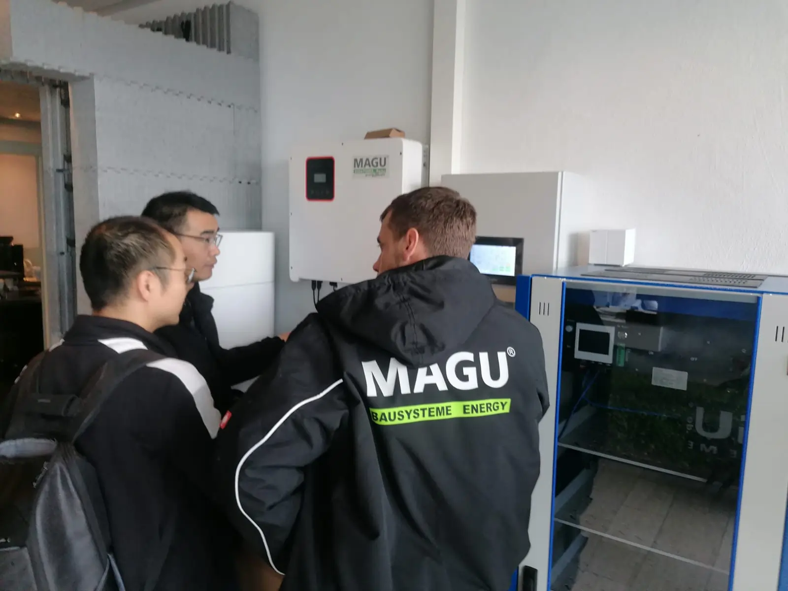MAGU Energy im Austausch mit dem Wechselrichter Lieferanten.