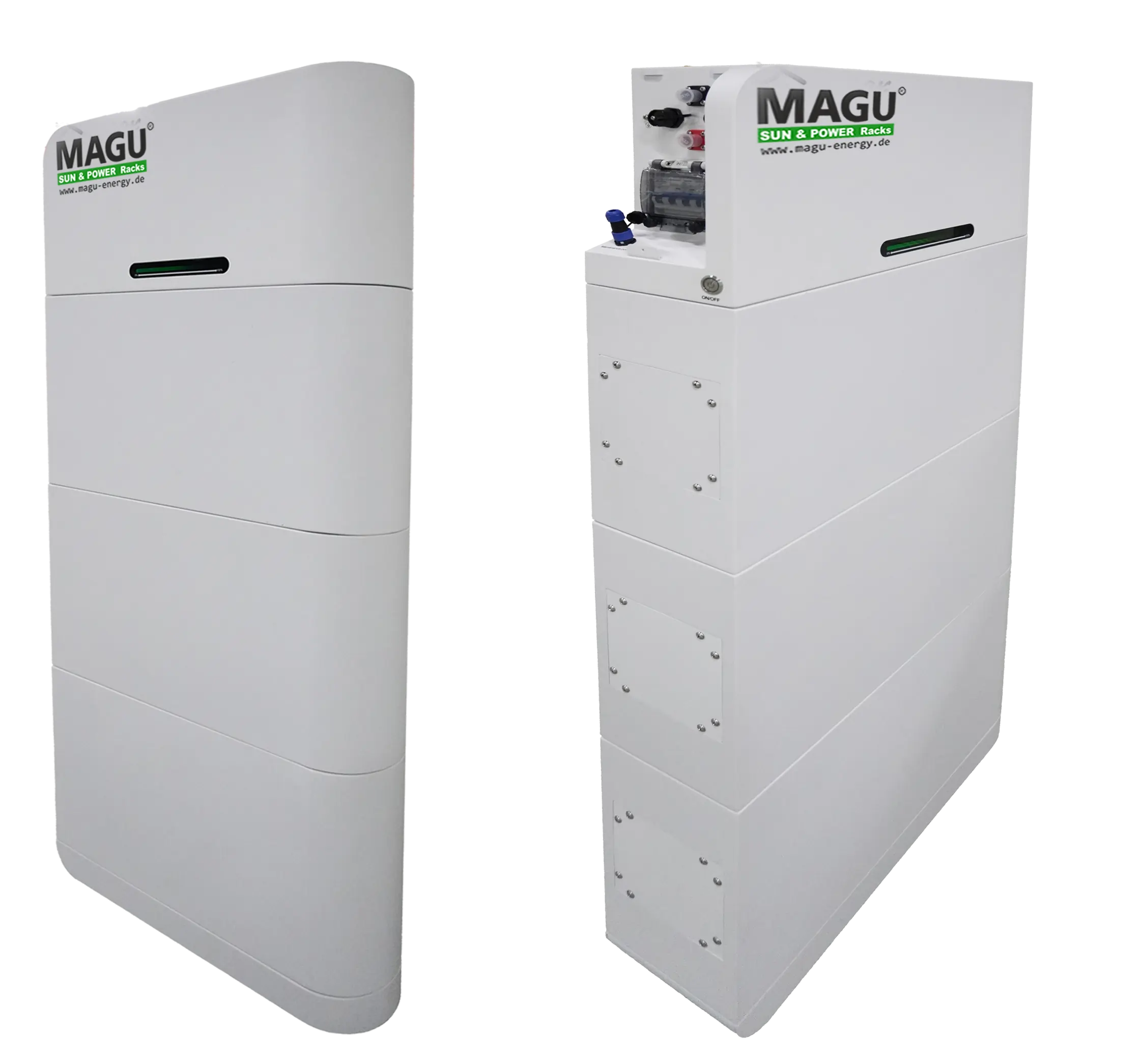 Zwei Standbilder eines Hochvolt-Batteriespeichersystems von MAGU Energy. Links ist die Vorderansicht mit einem schlichten weißen Gehäuse und dem Firmenlogo oben links zu sehen. Rechts ist eine Seitenansicht, die zusätzlich ein offenes Modul an der Oberseite zeigt, wo einige elektrische Komponenten und Anschlüsse sichtbar sind.