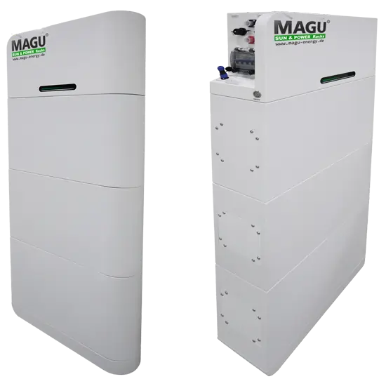 Zwei Standbilder eines Hochvolt-Batteriespeichersystems von MAGU Energy. Links ist die Vorderansicht mit einem schlichten weißen Gehäuse und dem Firmenlogo oben links zu sehen. Rechts ist eine Seitenansicht, die zusätzlich ein offenes Modul an der Oberseite zeigt, wo einige elektrische Komponenten und Anschlüsse sichtbar sind.