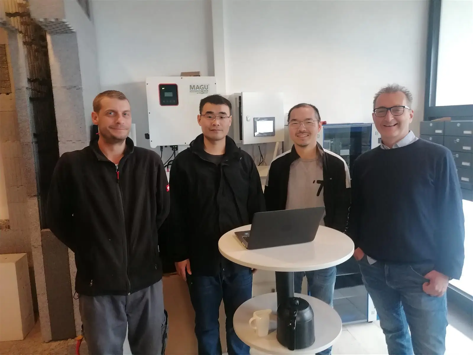 MAGU Energy mit dem Leiferanten Team in Zusammenarbeit.